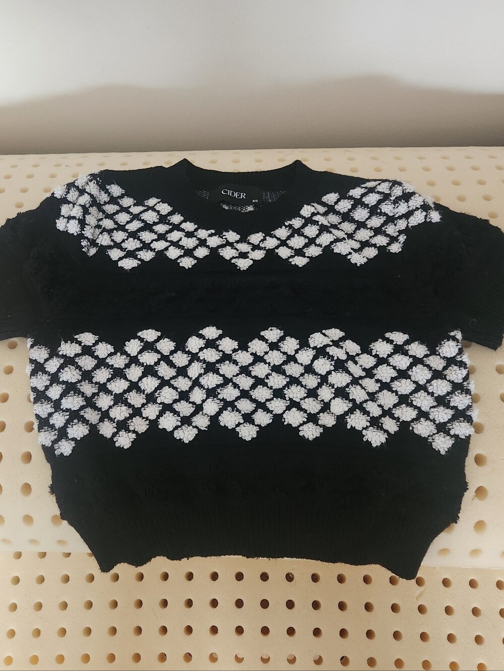 Cider Black & White Contrasting Cropped Textured Knit Short Sleeve Sweater - Picture 3 of 4